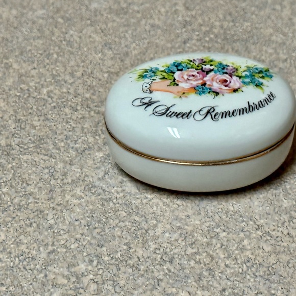 Vintage Avon 1982 Porcelain Trinket Box Oval Valentines Day - Sweet Deal! - Picture 12 of 12